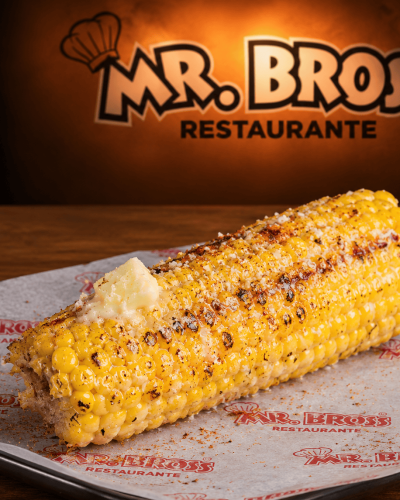 Elote sazonado con mantequilla y queso